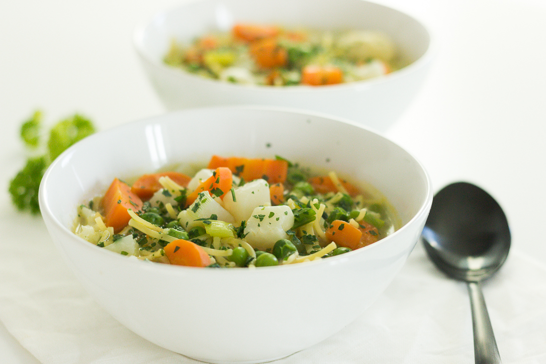 Gemüsesuppe mit Nudeln | Der bunte Teller an kalten Wintertagen