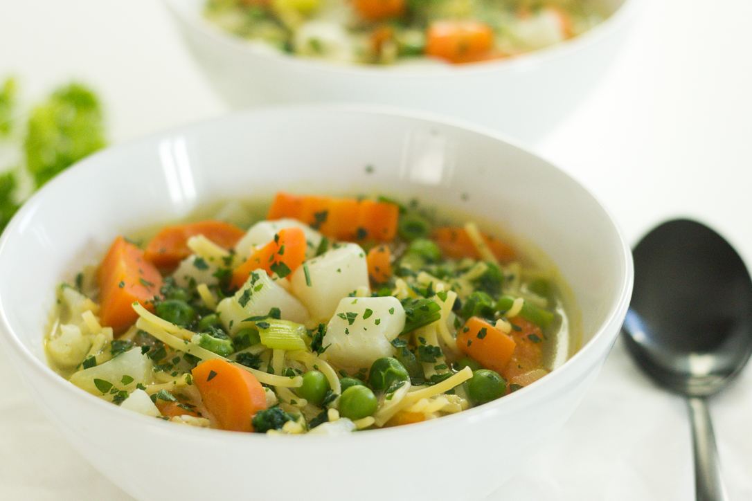Gemüsesuppe mit Nudeln | Der bunte Teller an kalten Wintertagen
