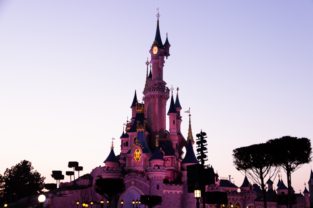 Disney-Schloss am Abend im Disneyland Paris